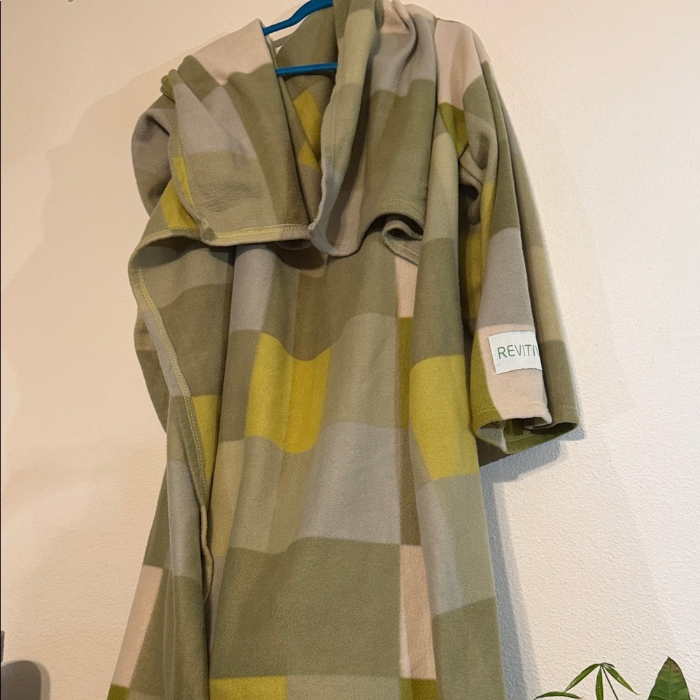 Revitive blanket with sleeves